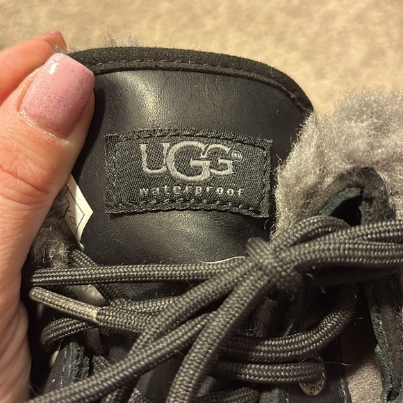 EUC Women's UGG Adirondack III Round Toe Leather&Suede Waterproof Boots - Picture 2 of 8